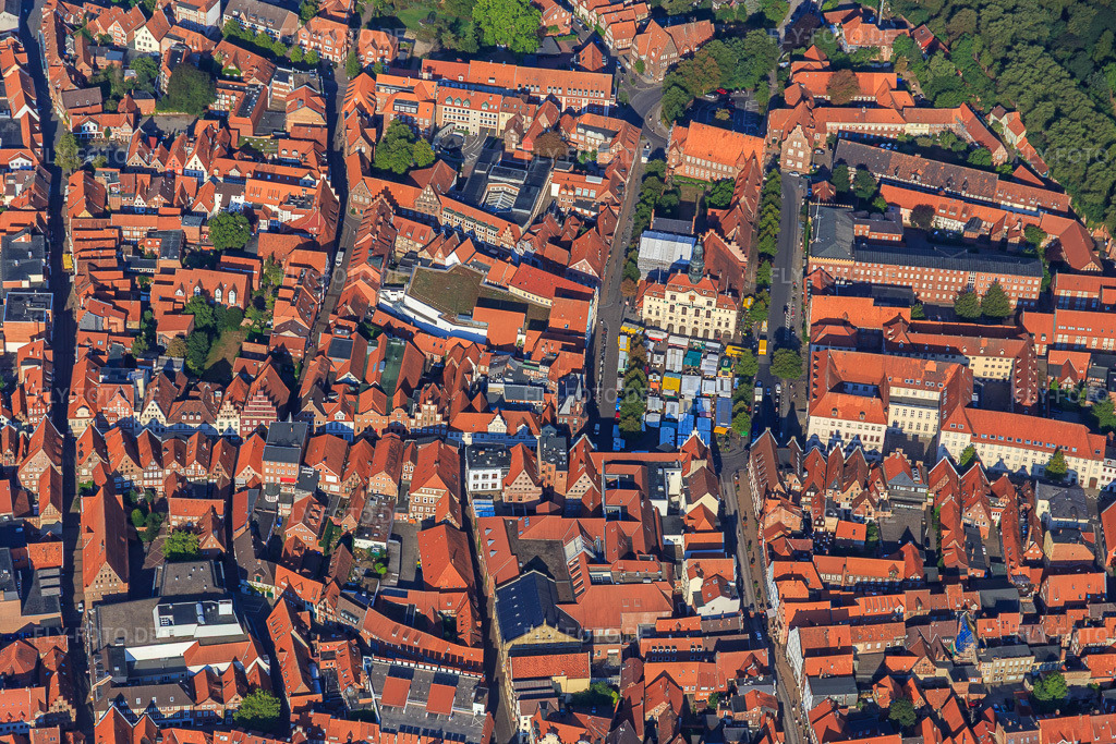 Luftbild: Große Bäckerstraße und Marktplatz am Rathaus in Lüneburg im Bundesland Niedersachsen in Deutschland. Foto: IMG_110397.jpg vom 18.08.2018 durch Werner Riehm/FLY-FOTO.deRathaus Lüneburg | Lüneburg Tourismus