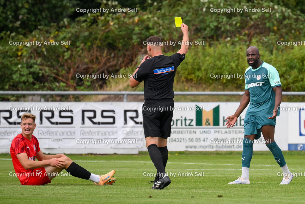 PSV Neumünster vs FC KIlia Kiel | Gelbe Karte durch Schiedsrichter Sebastian Vorbeck gegen Grady Zinkondo (PSV #30) nach Foul an Marc Schwabe (Kilia #17) / Fußball-Oberliga Männer 2026/2027 / PSV Neumünster vs FC KIlia Kiel / PSV Stadion Platz A / Neumünster / 29.08.26 - Realisiert mit Pictrs.com
