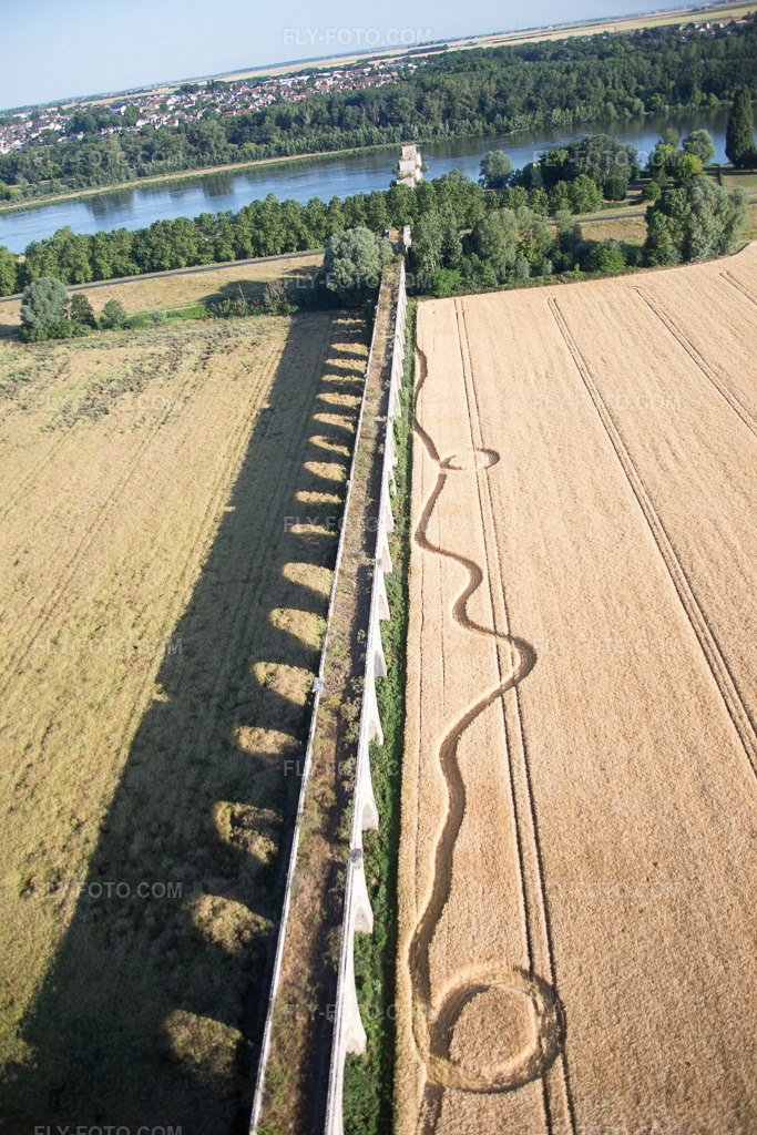 Aerial view: Viaduct at Vineuil/Loire in Vineuil in the state Loir et Cher, France. – Photo: IMG_082081.jpg taken on 06/20/2015 by Werner Riehm/FLY-FOTO.com – Resolution of the original: 3648 x 5472 px