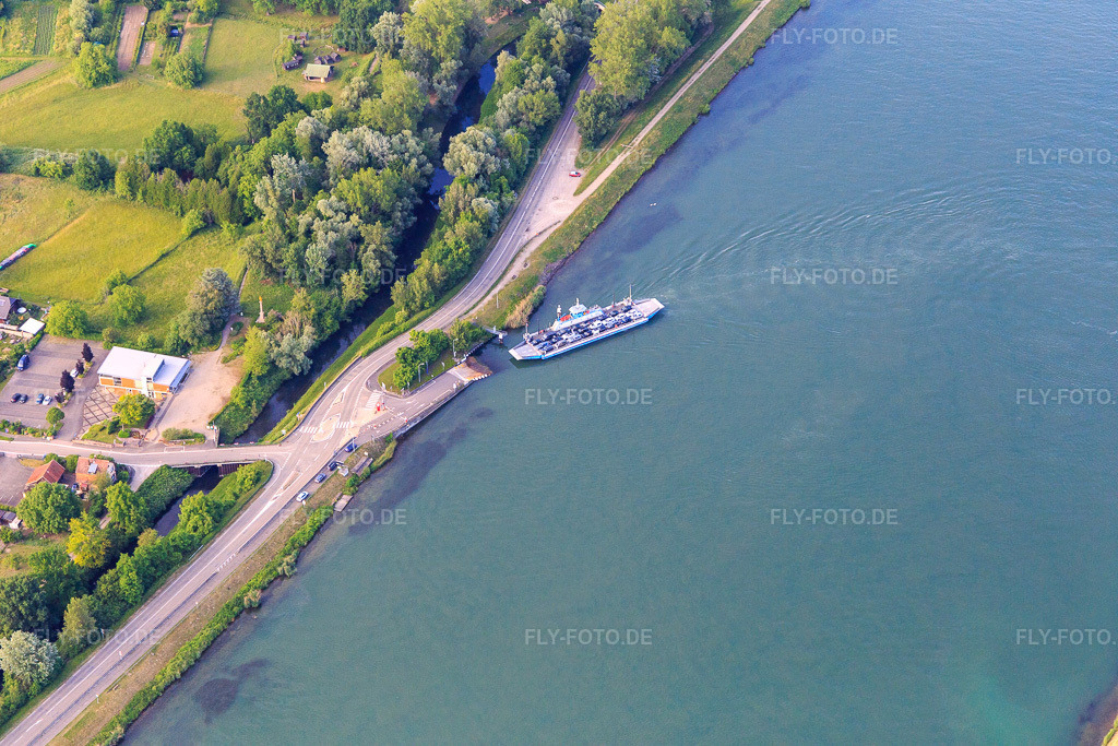 Luftbild: Fähre Rhinau-Kappel über den Rhein in Rhinau im Bundesland Bas-Rhin in Frankreich. Foto: IMG_147338.jpg vom 29.05.2025 durch Werner Riehm/FLY-FOTO.deInforoute alsace