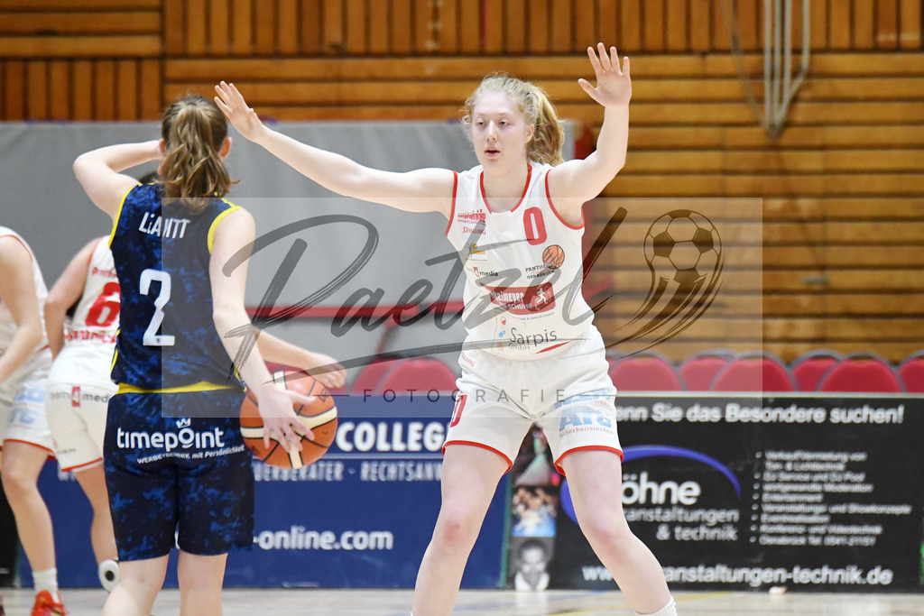 20200209_PAOEBS_0027 | Basketball, Frauen: Frieda Buehner (Panthers Academy Osnabrueck) schaut waehrend des Spiels der 2. DBBL zwischen Panthers Academy Osnabrueck und Eintracht Braunschweig im datos – home of the panthers am 09.02.2020 in Osnabrueck, Deutschland. - Realisiert mit Pictrs.com