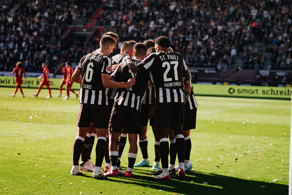 _STP4946 | Der offizielle Shop für FC St. Pauli Fotos. Wähle aus Spielszenen & Fanmomenten dein FCSP Wunschformat. Wir liefern Millerntor-Atmosphäre.