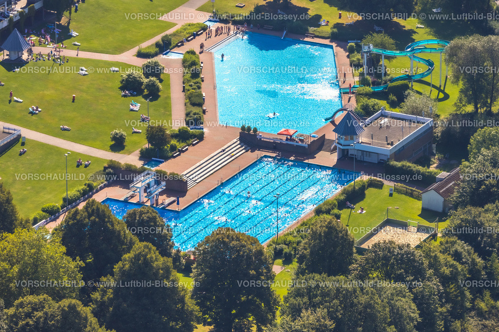 Heiligenhaus240813388 | Luftbild, Freibad und Hallenbad HeljensBad, Wasserrutsche, Liegewiese und Badegäste, Schulkinder beim Schwimmunterricht, Heiligenhaus, Ruhrgebiet, Nordrhein-Westfalen, Deutschland