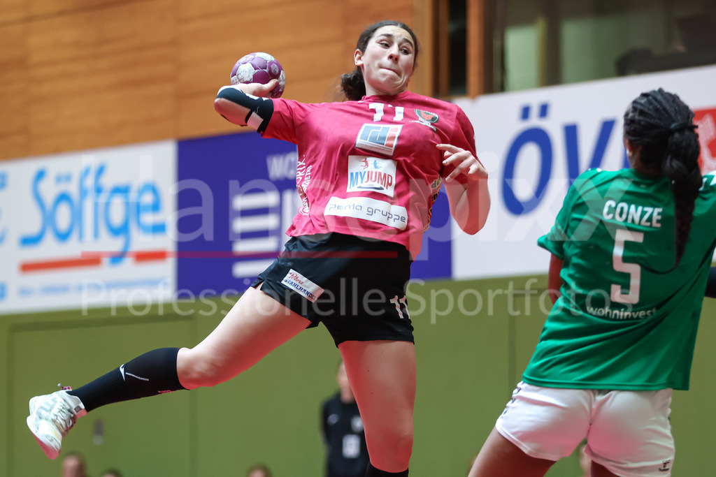 Handball, 2. Bundesliga Frauen, SV Werder Bremen - Füchse Berlin | v.li.: Lucy Gündel (Füchse Berlin, 11) beim Wurf, am Ball, Spielszene, Aktion, Action