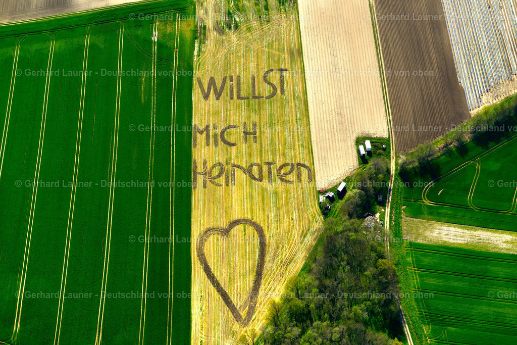 3600593 | WIESENTHEID 02.05.2016 Getreidefeld- Strukturen mit dem Text "Willst mich Heiraten" in Wiesentheid im Bundesland Bayern, Deutschland. // Grain field structures with the text "Want to marry me" in Wiesentheid in the state Bavaria, Germany. Foto: Gerhard Launer