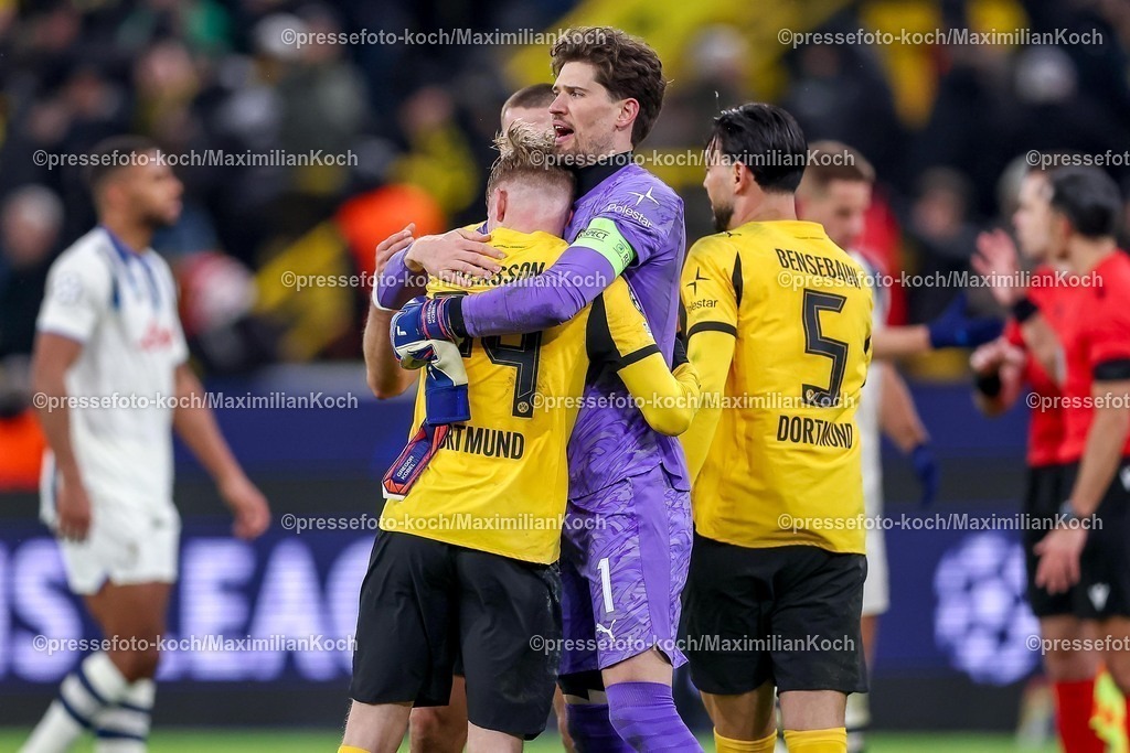 UCL17022601115 | 17.02.2026, Fußball, UEFA Champions League, Borussia Dortmund - Atalanta Bergamo, BVB Stadion, Play-Offs Hinspiel, Saison 2025 2026: Abschlussjubel nach dem 2:0 Sieg für den BVB -  Daniel Svensson&nbsp;(BVB #24) neben Torwart Gregor Kobel&nbsp;(BVB #01)   erleichtert zusammen auf dem Spielfeld Regulations prohibit any use of photographs as image sequences and or quasi-video.
