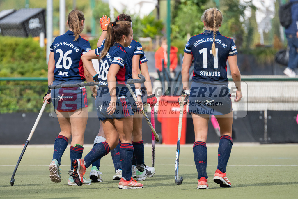 HK_20220925_100141 | 1. Bundesliga Damen Düsseldorfer HC - Berliner HC  am 25.9.2022 DHC Düsseldorf, Düsseldorf , Elisa Gräve ( Düsseldorfer HC #26 ) , Tessa Schubert ( Düsseldorfer HC #28 ) , Sara Strauss ( Düsseldorfer HC #11 )