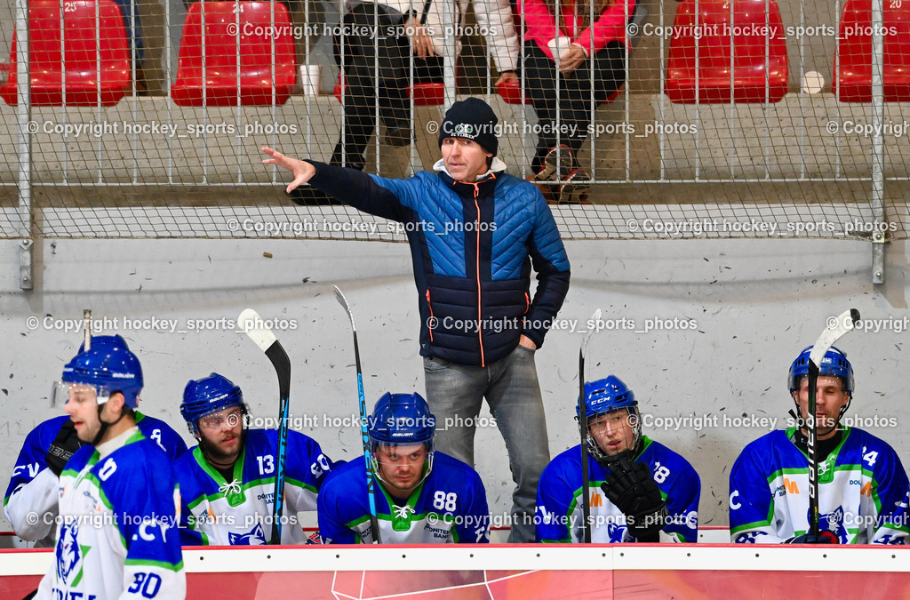  EC Tigers Paternion vs. EC Virgen 8.1.2022 | Headcoach EC Virgen EICHENMANN Zdenek, Spielerbank EC Virgen, #13 Gasser Roman, #88 Wurnitsch Marcel, #74 Fuetsch Lukas
