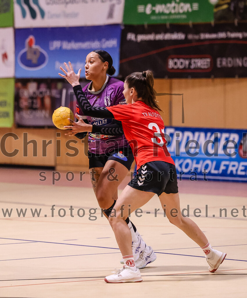 2025-01-18_023_SpVgg_Altenerding_gegen_TV_Altoetting | Erding, Deutschland, 18.01.2025:Handball, Bezirksoberliga Frauen Altbayern 2024 / 2024, 11. Spieltag, SpVgg Altenerding gegen TV Altötting, Endergebnis: 19:24Nikayla Alston (SpVgg Altenerding, #11), Sarah Greilinger (TV Altötting, #31)Foto: Christian Riedel / fotografie-riedel.net