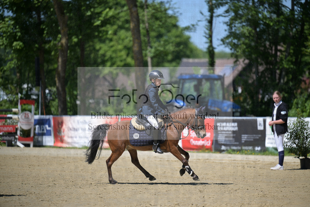 DOS_9630 | Entdecke hochwertige Reitturnierfotos von Foto Oger. Professionell, emotional und authentisch – jetzt Lieblingsmomente im Shop bestellen.Deutschlandweite Turnierfotografie. - Realisiert mit Pictrs.com