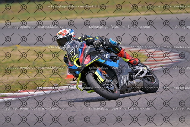 26bt05-1415 | markuskiefer.com - Realisiert mit Pictrs.com