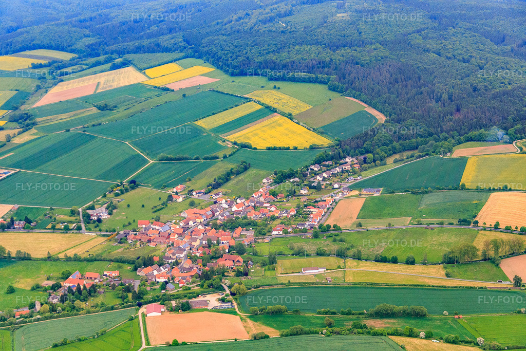 Luftbild: Dorfansicht aus Nordosten im Ortsteil Arenborn in Wesertal im Bundesland Hessen in Deutschland. Foto: IMG_079518.jpg vom 24.05.2015 durch Werner Riehm/FLY-FOTO.de