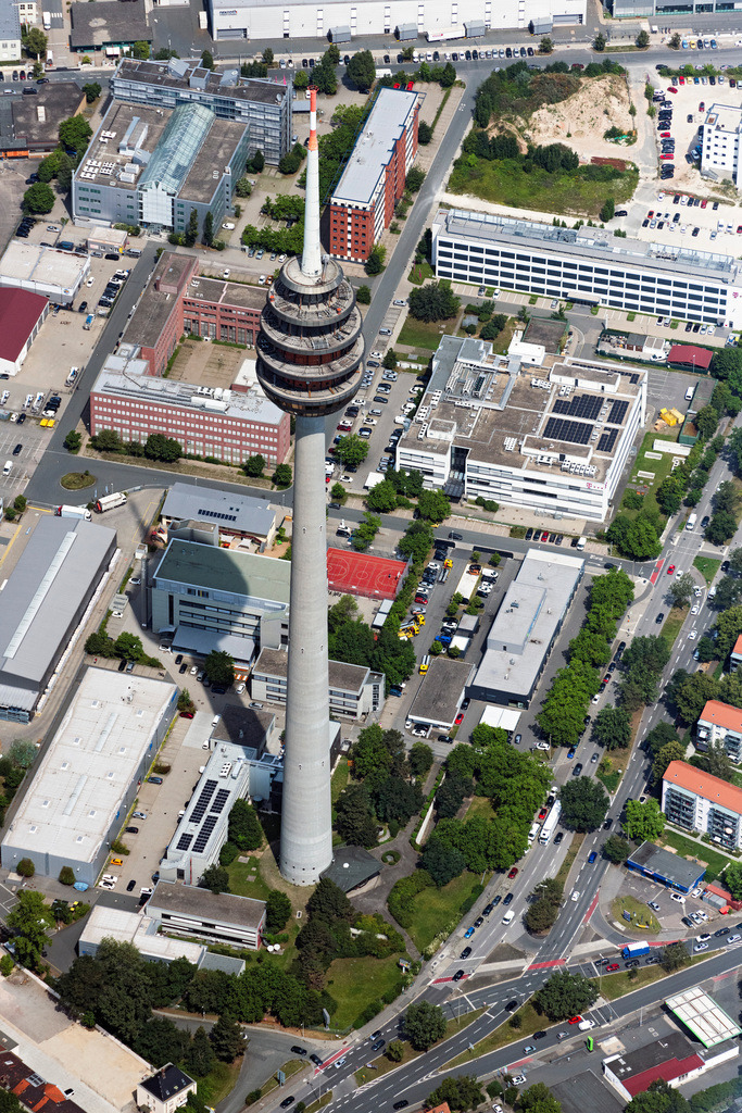 dr__0049191.jpg | NüRNBERG 19.07.2024 Fernmeldeturm- Bauwerk und Fernsehturm " Nürnberger Ei " an der Hansastraße im Ortsteil Hohe Marter in Nürnberg im Bundesland Bayern, Deutschland. Weiterführende Informationen bei: DFMG Deutsche Funkturm GmbH,  Ingenieurbüro Gaberdiel GmbH. // Telecommunications tower structure and television tower "Nuremberg Egg" on Hansastrasse in the Hohe Marter district of Nuremberg in the state of Bavaria, Germany. Further information at: DFMG Deutsche Funkturm GmbH,  Ingenieurbuero Gaberdiel GmbH. Foto: Daniel Reiter