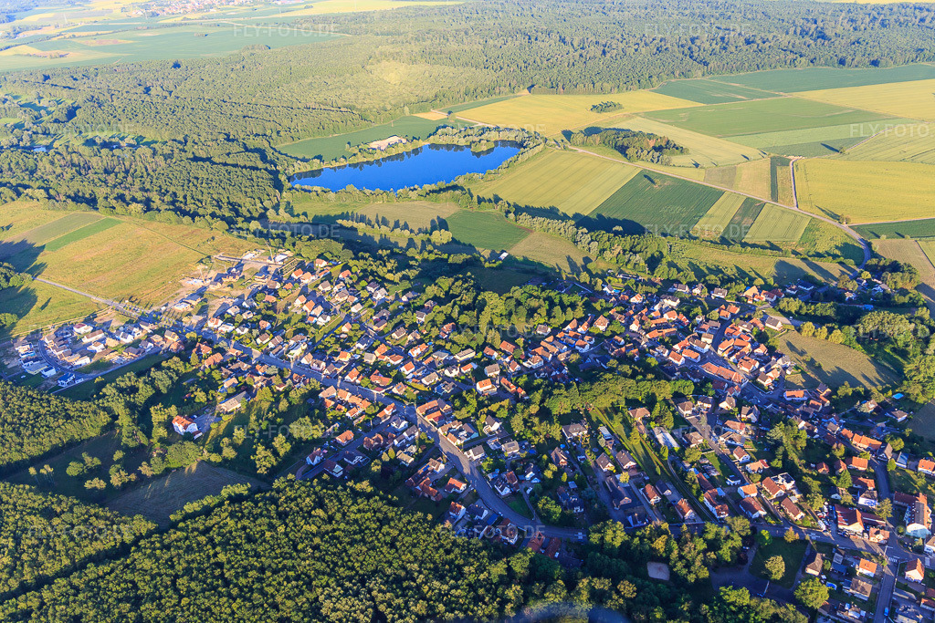 Luftbild: Ortsansicht von Westen in Schirrhoffen im Bundesland Bas-Rhin in Frankreich. – Foto: IMG_115496.jpg vom 16.06.2019 durch Werner Riehm/FLY-FOTO.de – Auflösung des Originals: 5472 x 3648 px