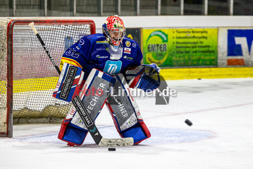 EC Peiting vs SC Riessersee | Eishockey Oberliga Süd 2023/2024, EC Peiting vs SC Riessersee,
Andreas MAGG (ECP Goali 32) beim Aufwärmen,
2023-10-20 in Peiting (Eisstadion)
32 Andreas MAGG (ECP Goali 32)
Copyright: WolfgangxLindner foto-lindner.de