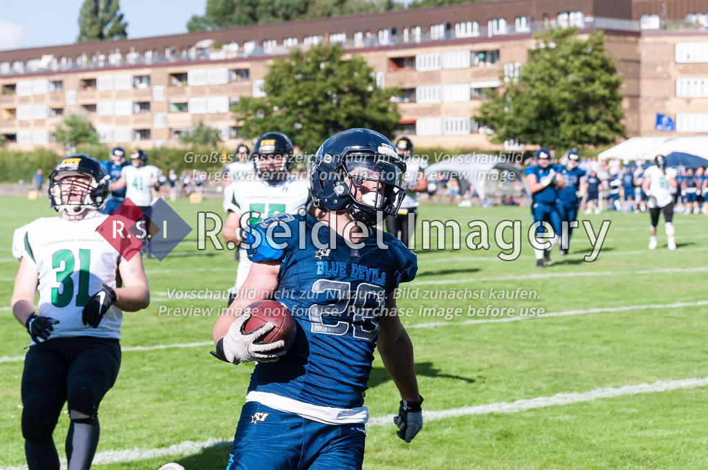 American Football, Saison 2022, Regionalliga Nord, Hamburg Blue Devils - Oldenburg Knights, Dr.-Hermann-Schnell-Sportplatz (Hamburg), 06.08.2022, 07. Gameweek | Marius Fiedler (#28, Blue Devils, RB) trägt den Ball in die Endzone.