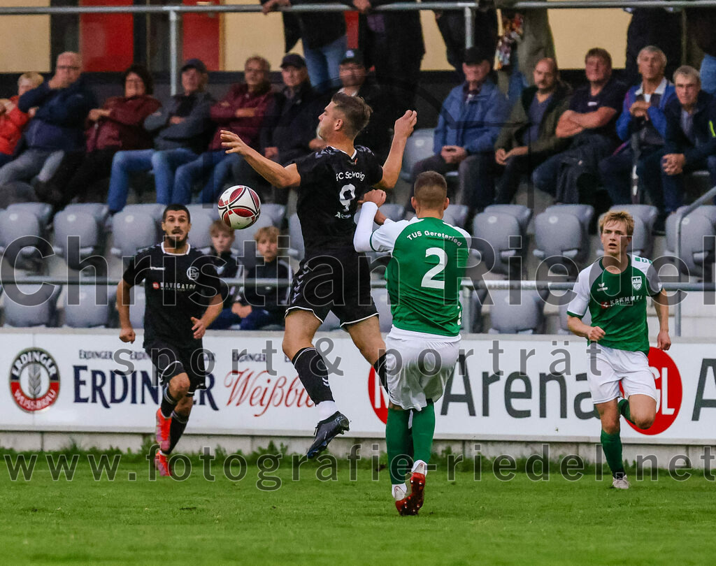 2023-08-09_114_FC_Schwaig_gegen_TuS_Geretsried | Deutschland, 09.08.2023:
Fußball, Landesliga Südost 2023 / 2024, 5. Spieltag, FC Schwaig gegen TuS Geretsried, Endergebnis: 4:1

Raffael Ascher (FC Schwaig, #9), Christian Wiedenhofer (TuS Geretsried, #2)

Foto: Christian Riedel / fotografie-riedel.net