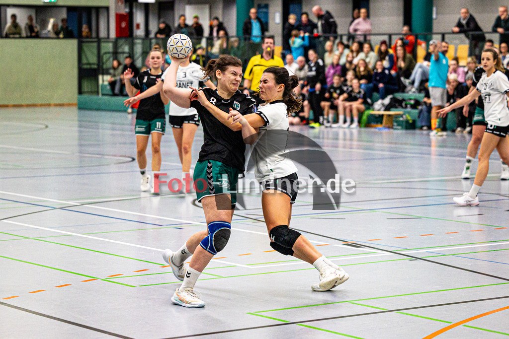 BSC Oberhausen gegen TSV Murnau | Bezirksoberliga Handball Frauen 2024/25, BSC Oberhausen gegen TSV Murnau, 20250118,Zweikampf zwischen Selina MIKULLA (TSV Murnau 8) und Sarah HOLZMÜLLER (BSC Oberhausen 13),2025-01-18 in Weilheim (Jahnhalle)Selina MIKULLA (TSV Murnau 8), Sarah HOLZMÜLLER (BSC Oberhausen 13)Copyright: WolfgangxLindner