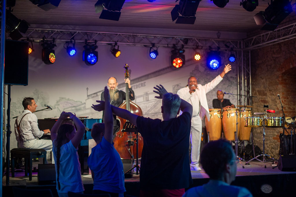 Summ Summ Salsa | Kinderkonzert Summ Summ Salsa mit Klazz Brothers & Cuba Percussion im Forte Belvedere Leisnig zum Festival Hallo Leisnig 2022. - Realisiert mit Pictrs.com