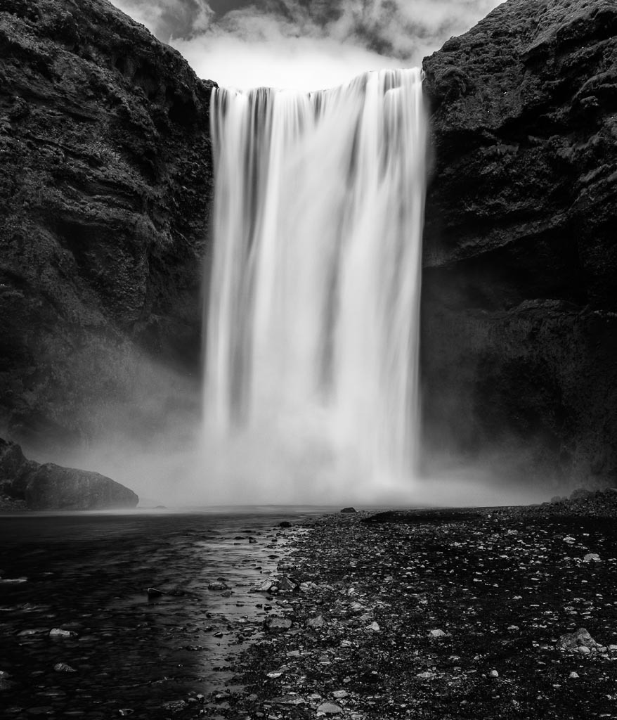 island-2019-250 | Der Skógafoss ist ein Wasserfall des Flusses Skógá im Süden Islands. Er liegt unterhalb des Eyjafjallajökull an einer ehemaligen Steilküste. Der Skógafoss fließt über eine Breite von 25 Metern 60 Meter in die Tiefe. Aufgrund der vielen Touristen am Tag ist es schwierig, eine Aufnahme ohne störende Personen im Vordergrund zu machen. Bei diesem Bild blieb dafür nur ein Zeitfenster von wenigen Sekunden. - Realisiert mit Pictrs.com