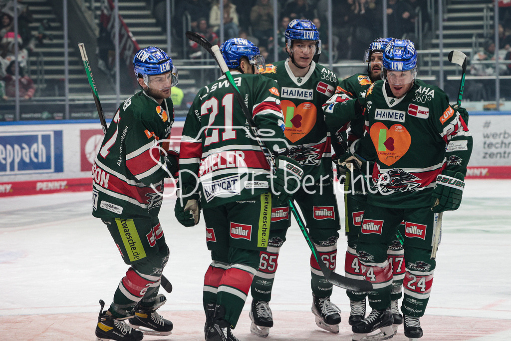 Augsburger Panther - Nuernberg ICE Tigers | Die Hausherren jubeln nach dem Tor zum 1-0 durch Adam JOHNSON (AEV #27)