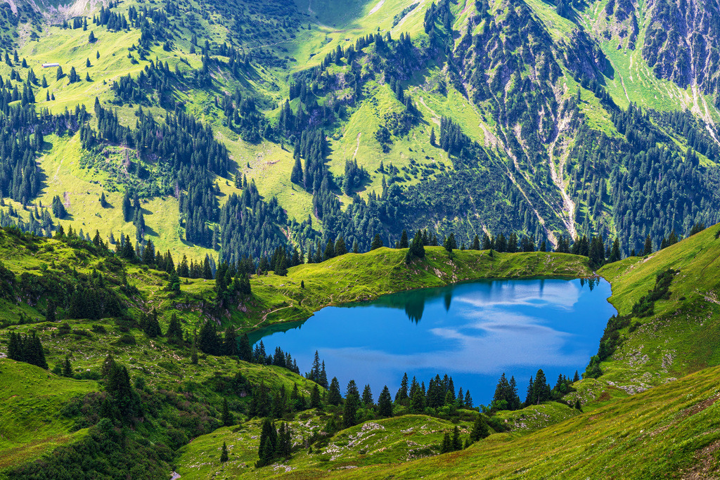 Blick vom Nebelhorn bei Obersdorf auf den Seealpsee | Blick vom Nebelhorn bei Obersdorf auf den Seealpsee.