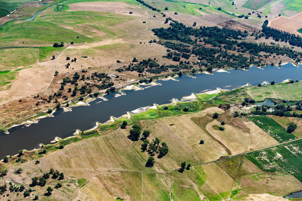dr__0030257.jpg | JERICHOW 24.07.2019 Sand- Aufspülungen und Ablagerungen an der Buhnen- Landschaft der Uferbereiche der Elbe des Niedrigwasser- Pegels- Flussverlaufes in Jerichow im Bundesland Sachsen-Anhalt, Deutschland. // Groyne head of the of the River Elbe river course in Jerichow in the state Saxony-Anhalt, Germany. Foto: Daniel Reiter
