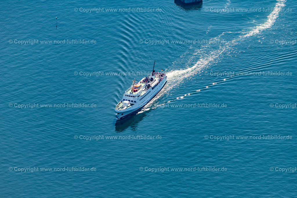 Helgoland_MS_Funny_Girl_Cassen_Eils_ELS_8022130822 | HELGOLAND 13.08.2022 Passagier- und Fahrgastschiff " MS Funny Girl " Reederei " Cassen Eils " bei der Einfahrt in den Helgolander Hafen im Bundesland Schleswig-Holstein, Deutschland. Weiterführende Informationen bei: Reederei Cassen Eils GmbH. // Passenger ship "MS Funny Girl" shipping company "Cassen Eils" entering the port of Helgoland in the state Schleswig-Holstein, Germany. Further information at: Reederei Cassen Eils GmbH. Foto: Martin Elsen
