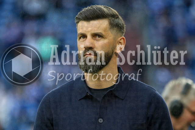 19.04.2026, GER, Fussball, Herren, 2. BL, Saison 2025/2026, FC Schalke 04 - Preußen Münster | Trainer Miron Muslic (S04) schaut 