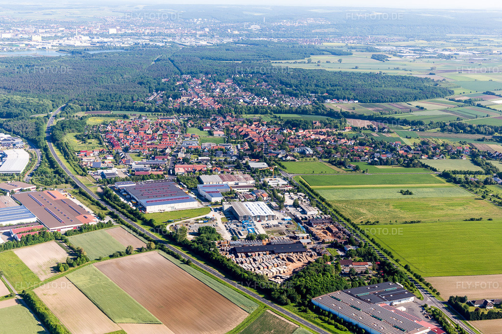 Luftbild: Gewerbegebiet und Firmenansiedlung Am Klößberg in Schwebheim im Bundesland Bayern in Deutschland. Foto: IMG_100297.jpg vom 27.05.2017 durch Werner Riehm/FLY-FOTO.de