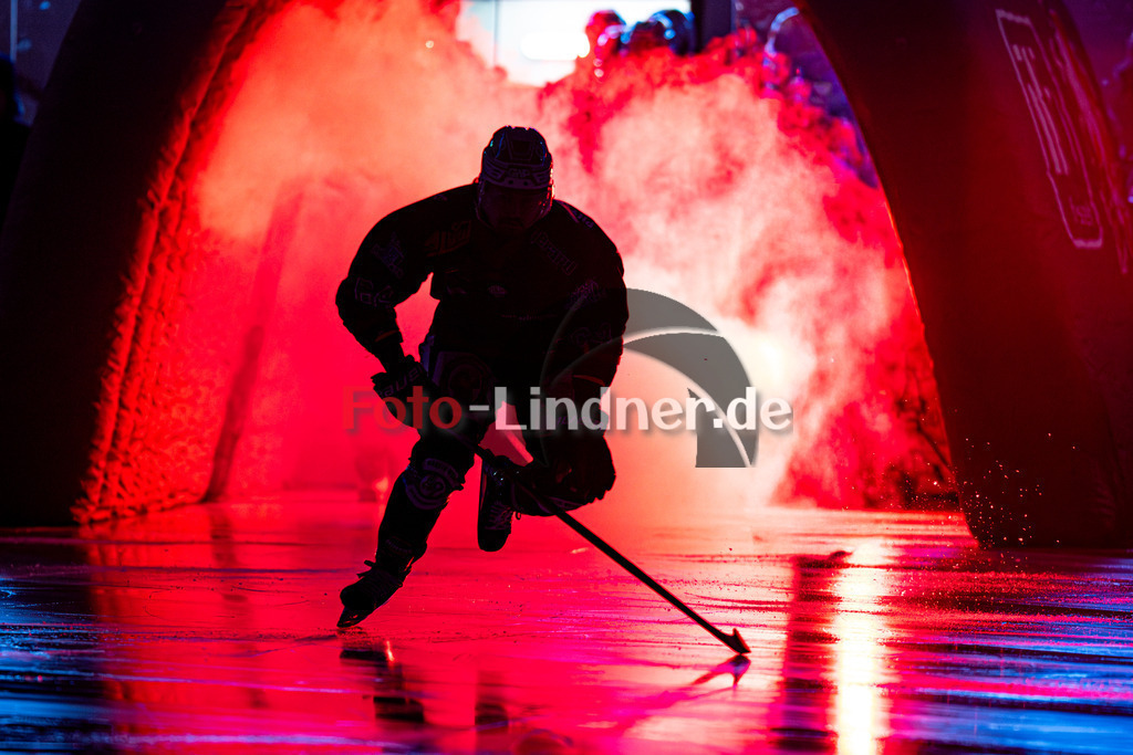 Peißenberg MINERS gegen ERV Schweinfurt | Eishockey Bayernliga 2025/26 Vorrunde 15. Spieltag, Peißenberg MINERS gegen ERV Schweinfurt, 20251130,Marek HALODA (MINERS 64) beim Einlauf, Eröffnung, Nebel,2025-11-30 in Peißenberg (flatbuy Arena Peißenberg), Marek HALODA (MINERS 64)Copyright: WolfgangxLindner www.foto-lindner.de