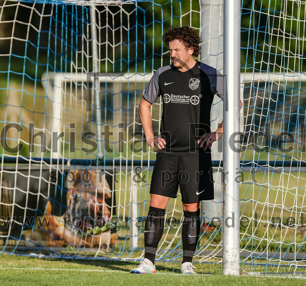 2023-07-14_039_FC_Langengeisling_gegen_FC_Velden-Eberspoint | Erding, Deutschland, 14.07.2023:
Fußball, Bezirksliga Oberbayern Ost 2023 / 2024, Testspiel, FC Langengeisling gegen FC Velden-Eberspoint, Endergebnis: 5:0

Fabian Aigner (FC Langengeisling, #19)

Foto: Christian Riedel / fotografie-riedel.net