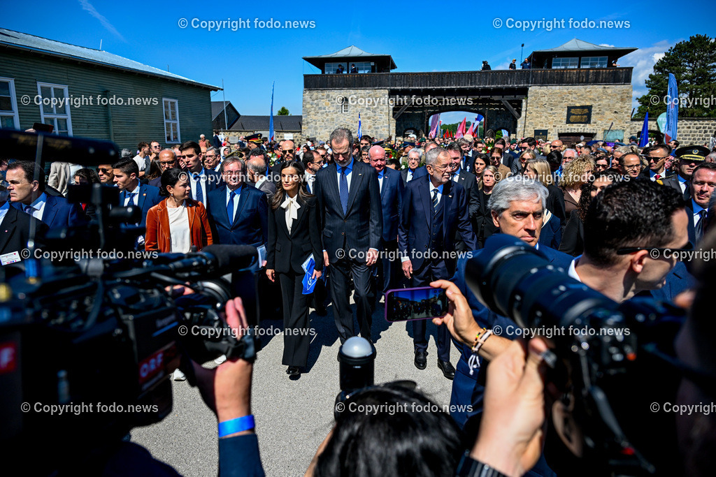Internationale Gedenk- und Befreiungsfeier Gedenkstaette Mauthausen 2025_ 11.05.2025-131 | 11.05.2025, Mauthausen, AUT, Internationale Gedenk- und Befreiungsfeier Gedenkstaette Mauthausen 2025, 80 Jahre Befreiung KZ Mauthausen im Bild Einzug der Delegationenmit Felipe IV, Koenig von Spanien (Felipe Juan Pablo Alfonso de Todos los Santos de Borbon y Grecia), Dona Letizia, Koenigin von Spanien, Alexander van der Bellen (Bundespraesident der Republik Oesterreich)