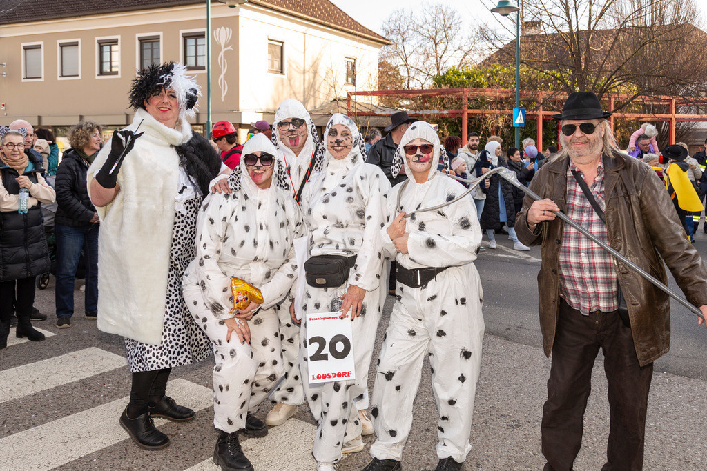 Umzug2025-207_9911 | Fotostrecke: FASCHINGSUMZUG 2025 in Loosdorf. 22 Masken(gruppen)-Teilnehmer: Loosdorfer Vereine, Wirtschaftstreibende, Gemeindeabordnungen sowie Kreditinstitute. rund 700 Besucher entlang der Hauptstrasse. Veranstaltungs-Sicherung durch Mannschaft der FF-Loosdorf mit schwerem Gerät. Maskenprämierung am EKZ-Platz durch Bgm. Thomas Vasku in den Kategorien: Bester Festwagen (Fa. gkonzept-Groissenberger; Beste Personengruppe-ASK-Loosdorf; Beste Einzelperson; Weiteste Anreise-FF Schollach;