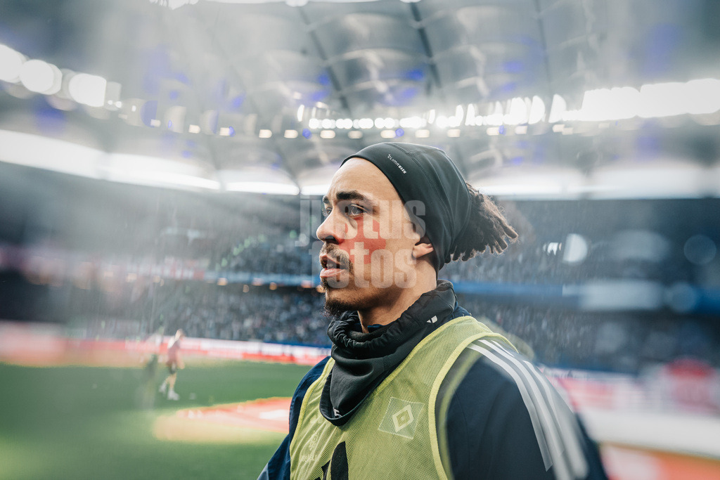 Fußball | Männer | Saison 2025/2026 | 1. Fußball-Bundesliga | 22. Spieltag | Hamburger SV vs. 1. FC Union Berlin | 14.02.2026 | Yussuf Poulsen (#15, HSV) geht nach dem Aufwärmen in die Kabine Obejktivfilter