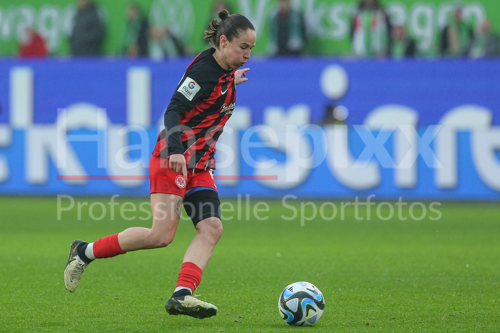 Fussball, Google Pixel Frauen-Bundesliga, VfL Wolfsburg - Eintracht Frankfurt | v.li.: Geraldine Reuteler (Eintracht Frankfurt, 14) am Ball, Freisteller, Einzelbild, Ganzkörper, Aktion, Action, Spielszene, DIE DFB-RICHTLINIEN UNTERSAGEN JEGLICHE NUTZUNG VON FOTOS ALS SEQUENZBILDER UND/ODER VIDEOÄHNLICHE FOTOSTRECKEN. DFB REGULATIONS PROHIBIT ANY USE OF PHOTOGRAPHS AS IMAGE SEQUENCES AND/OR QUASI-VIDEO.