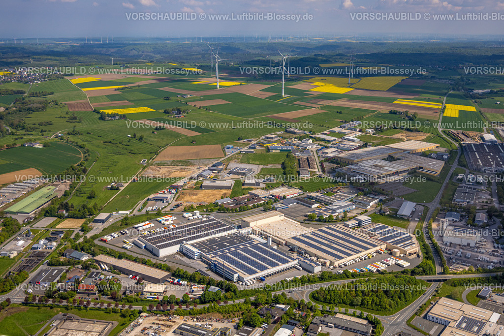 Brilon240503485 | Luftbild, Gewerbegebiet Hinterm Gallberg und Nehdener Weg, mit Brachflächen, links Flussmäander Hunderbecke, Wiesen und Felder und Windenergieanlage, Brilon, Sauerland, Nordrhein-Westfalen, Deutschland