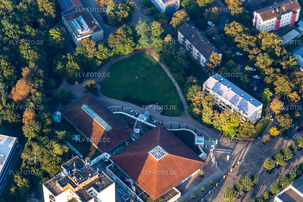 Stadthalle, Stadtgarten http://www.stadthalle-germersheim.de/ | Luftbild: Stadthalle, Stadtgarten http://www.stadthalle-germersheim.de/ in Germersheim im Bundesland Rheinland-Pfalz in Deutschland. Foto: IMG_129781.jpg vom 10.10.2021 durch ©2025 Werner Riehm fly-foto.de/copyright - Realisiert mit Pictrs.com