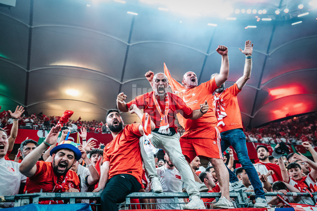 Fußball | Herren | UEFA-Fußball-Europameisterschaft 2024 | Gruppe F | Tschechien vs. Türkei | 26.06.2024 | Fans der Türkei feiern den Sieg