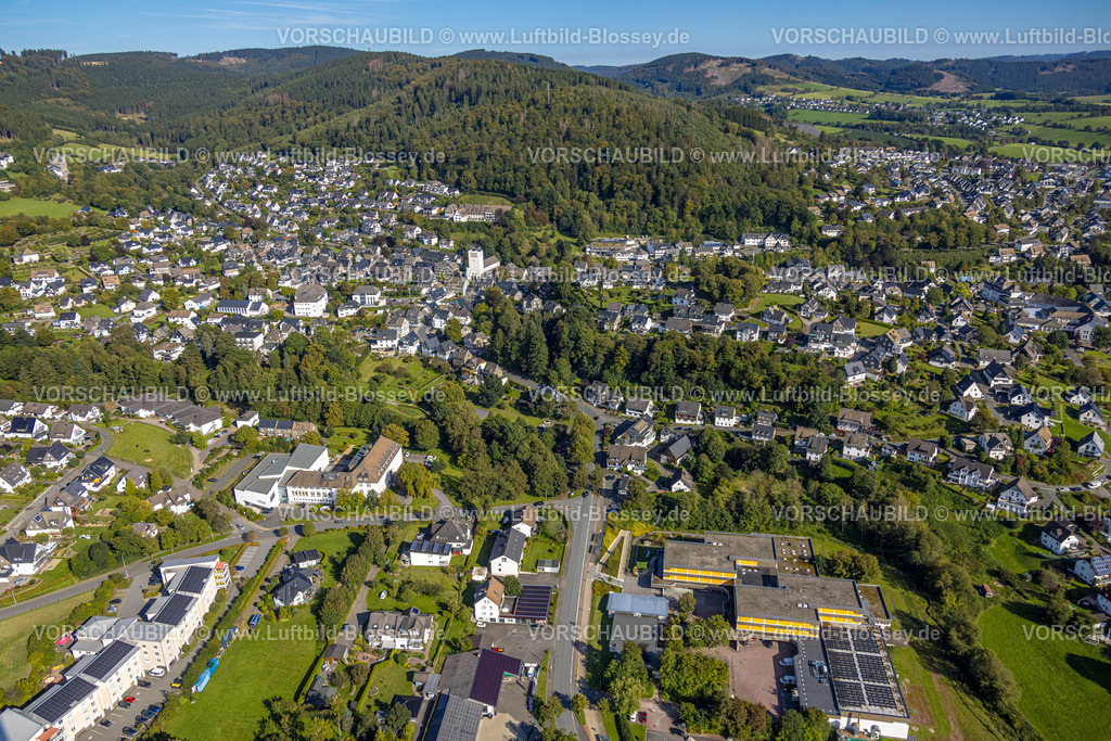 Schmallenberg230910724BadFredeburg | Luftbild, Ortsansicht Ortsteil Fredeburg mit kath. Kirche St. Georg und Blick zum Homberg, Schmallenberg, Sauerland, Nordrhein-Westfalen, Deutschland