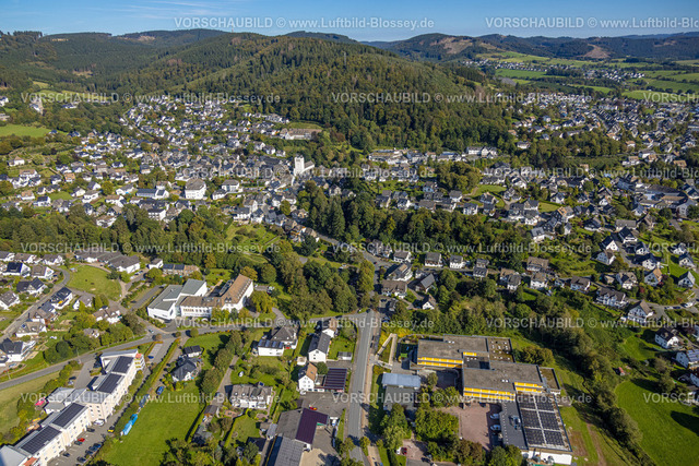 Schmallenberg230910724BadFredeburg | Luftbild, Ortsansicht Ortsteil Fredeburg mit kath. Kirche St. Georg und Blick zum Homberg, Schmallenberg, Sauerland, Nordrhein-Westfalen, Deutschland