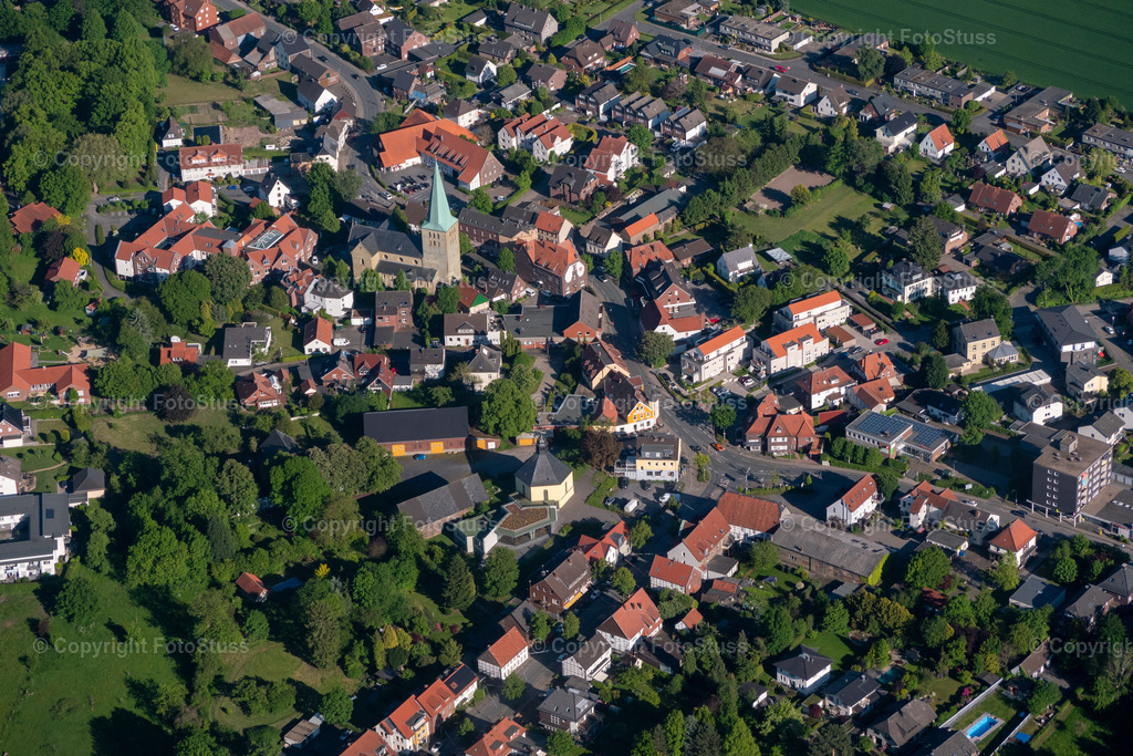 Luftbild vom Ortskern von Rhynern | Ein Luftbild vom Ortskern in Rhynern, zusammen mit dem Domwirthof und der St. Reginenkirche - Realisiert mit Pictrs.com