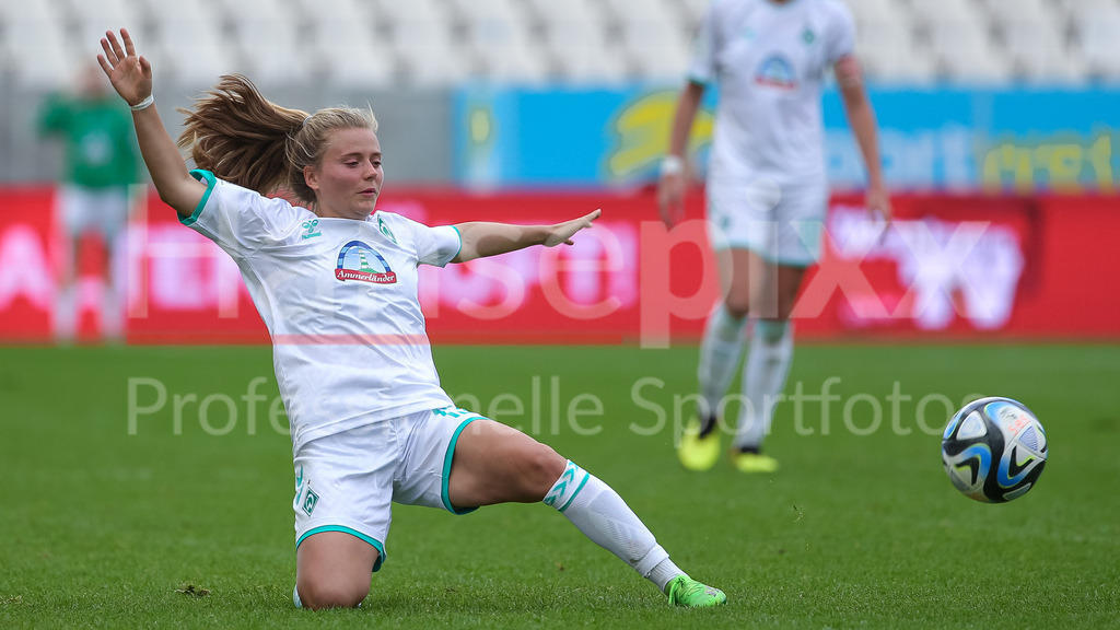 Fussball, Google Pixel Frauen-Bundesliga, SGS Essen - SV Werder Bremen | v.li.: Ricarda Walkling (SV Werder Bremen, 13) am Ball, Einzelbild, Ganzkörper, Aktion, Action, Spielszene, DIE DFB-RICHTLINIEN UNTERSAGEN JEGLICHE NUTZUNG VON FOTOS ALS SEQUENZBILDER UND/ODER VIDEOÄHNLICHE FOTOSTRECKEN. DFB REGULATIONS PROHIBIT ANY USE OF PHOTOGRAPHS AS IMAGE SEQUENCES AND/OR QUASI-VIDEO.