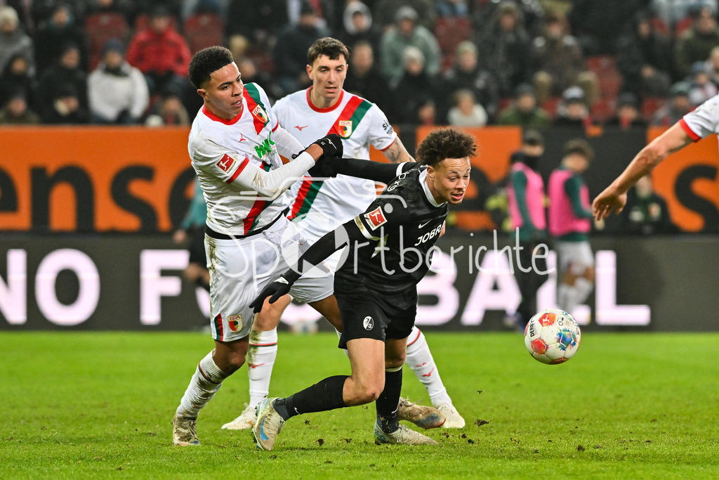 FC Augsburg - SC Freiburg | AUGSBURG, GERMANY - 18. JANUARY: im Duell Noahkai BANKS (FC Augsburg 40) und Derry Lionel SCHERHANT (SC Freiburg 7) während dem Bundesligamatch zwischen dem FC Augsburg und dem SC Freiburg am 18. Spieltag in der WWK-Arena / DFL REGULATIONS PROHIBIT ANY USE OF PHOTOGRAPHS AS IMAGE SEQUENCES AND/OR QUASI-VIDEO