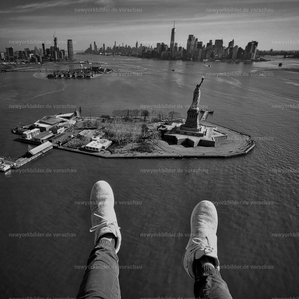 Schwerelos über New York | Schwerelos über der Stadt, die niemals schläft: Aus dem Helikopter öffnet sich ein Panorama, das die Seele New Yorks einfängt. Vor dir liegt Lady Liberty, majestätisch im Wasser, ein Symbol für Freiheit und Hoffnung. Dahinter erstreckt sich die Skyline von Manhattan, ihre Türme glitzern im Licht, während der East River wie ein silbernes Band die Stadt umrahmt. Die Beine hängen aus der offenen Tür, der Wind trägt den Duft des Meeres, und die Welt unter dir wirkt wie ein lebendiges Kunstwerk. Dieser Moment erzählt von Abenteuer, von Perspektiven, die man nie vergisst, und von der Magie, die entsteht, wenn Himmel und Stadt eins werden. Es ist ein Bild, das nicht nur die Wahrzeichen zeigt, sondern das Gefühl von Freiheit und Staunen, das New York jedem schenkt, der es aus der Luft erlebt. Ein Augenblick, der für immer bleibt – intensiv, einzigartig und voller Emotion.