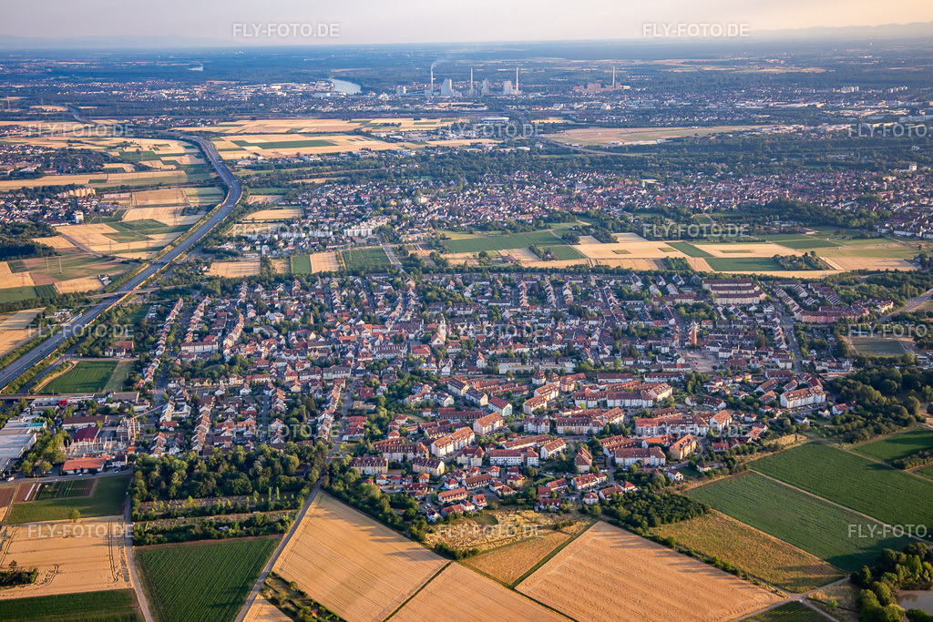 Ortsübersicht an der A6 von Norden | Luftbild: Ortsübersicht an der A6 von Norden im Ortsteil Wallstadt in Mannheim im Bundesland Baden-Württemberg in Deutschland. Foto: IMG_137141.jpg vom 24.06.2023 durch ©2025 Werner Riehm fly-foto.de/copyright - Realisiert mit Pictrs.com