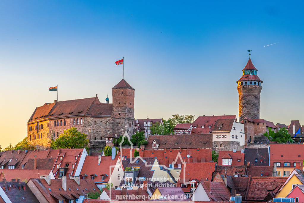 Monatsbild des Kalender 2026 für den Monat Mai | Blick auf die Kaiserburg Nürnberg in Bayern, Deutschland, bei Sonnenuntergang. Die mittelalterliche Burganlage mit ihren markanten Türmen erhebt sich über die Dächer der Altstadt. Die Burg ist eines der bedeutendsten Wahrzeichen der Stadt und umfasst den Heidenturm, den Sinwellturm sowie weitere historische Gebäude. - Realisiert mit Pictrs.com