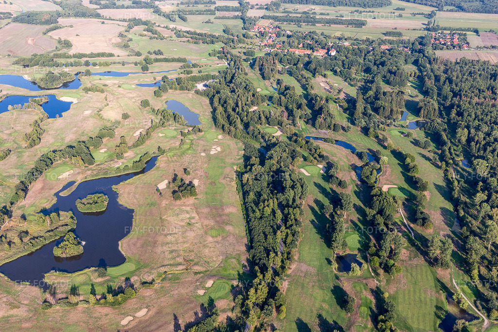 Luftbild: Gelände des Golfplatz Golfanlage Schloss Lüdersburg in Lüdersburg im Bundesland Niedersachsen in Deutschland. Foto: IMG_110442.jpg vom 21.08.2018 durch Werner Riehm/FLY-FOTO.de