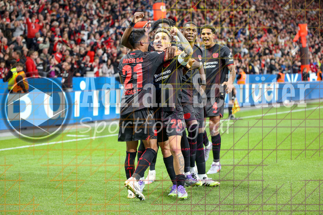 Bayer 04 Leverkusen vs Eintracht Frankfurt - Bundesliga  | Leverkusen, Deutschland, 12.09.25:   Alejandro Grimaldo (Bayer 04 Leverkusen) Torjubel, jubelt mit seiner Mannschaft nach dem Treffer zum 3:1 waehrend des Spiels der Bundesliga zwischen  Bayer 04 Leverkusen vs Eintracht Frankfurt in der BayArena(Foto von Brauer-Fotoagentur / Adrian Schlueter)