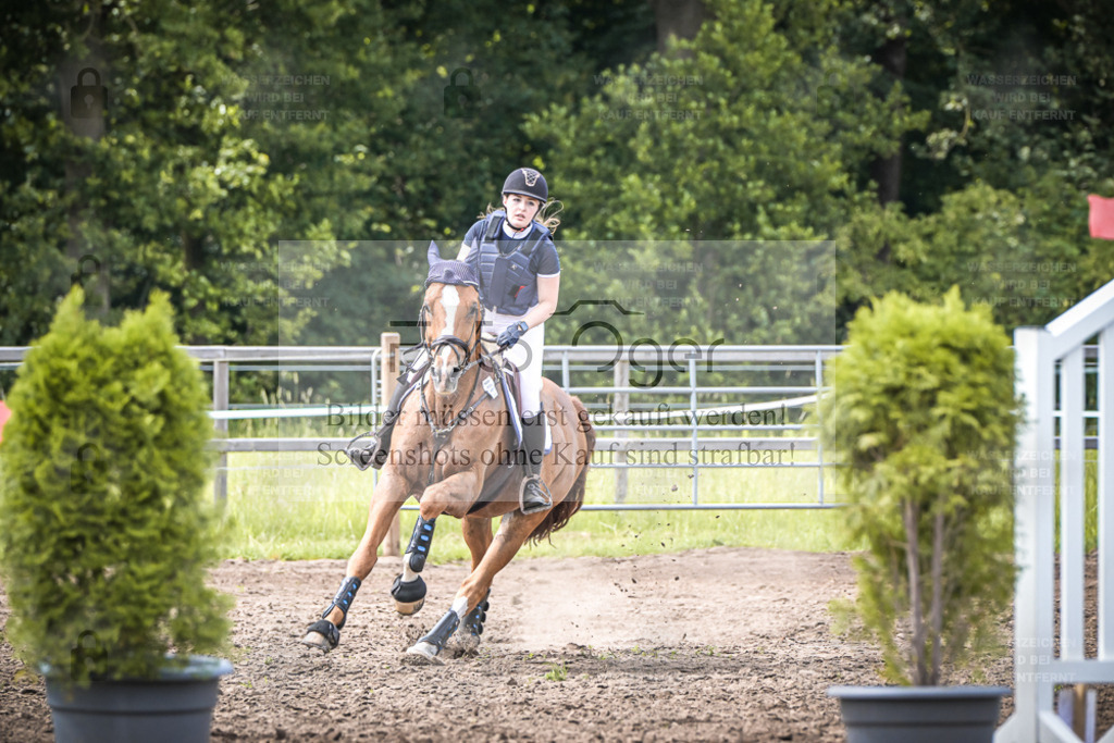 DOS_7779 | Entdecke hochwertige Reitturnierfotos von Foto Oger. Professionell, emotional und authentisch – jetzt Lieblingsmomente im Shop bestellen. - Realisiert mit Pictrs.com